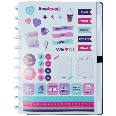 Capa de caderno com autocolantes coloridos em fundo branco