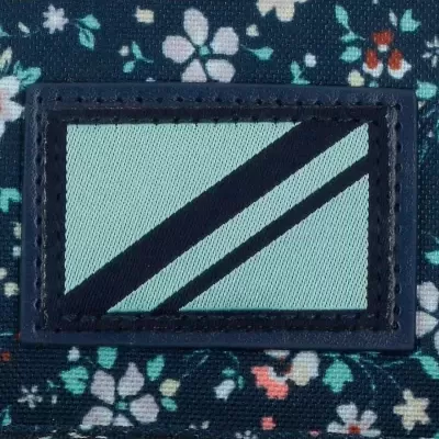 Etiqueta azul claro com riscas pretas em fundo azul escuro com padrão floral