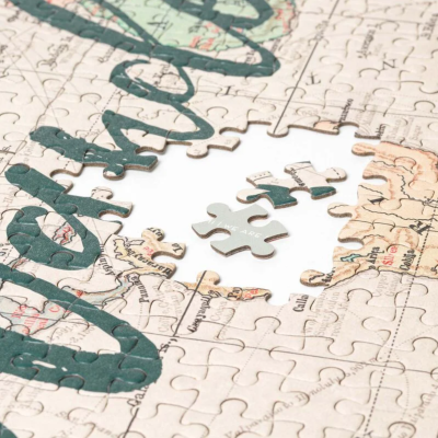 Puzzle com mapa e peças soltas, cores creme e verde, texto azul e preto