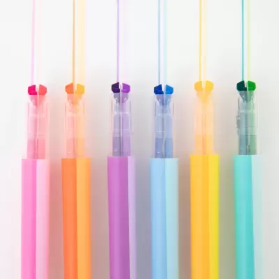 Guarda-chuvas compactos coloridos em tons pastel alinhados