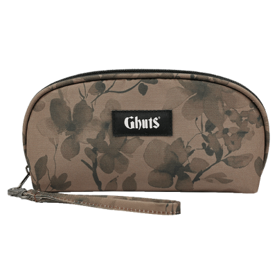 estojo tecido bege flores castanho escuro etiqueta preta texto Ghuts fecho correr