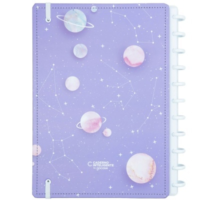 Caderno inteligente roxo com ilustrações de planetas e constelações, e texto na capa