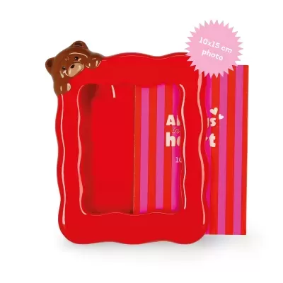 Moldura vermelha para foto com desenho de ursinho e fundo riscado