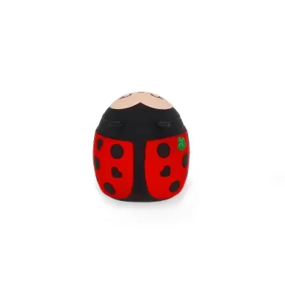 Boneco joaninha vermelho e preto com rosto sorridente e trevo verde