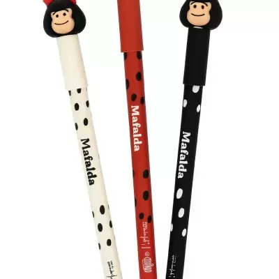 Três canetas Mafalda com cabeça da personagem e pontos pretos nas cores branca, vermelha e preta.