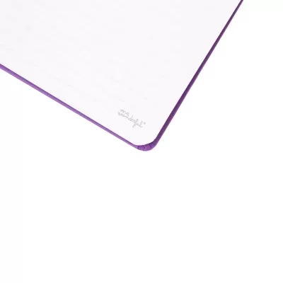 Caderno aberto com páginas com linhas e capa roxa