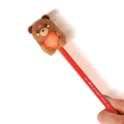 Lápis vermelho com urso castanho segurando coração cor de laranja