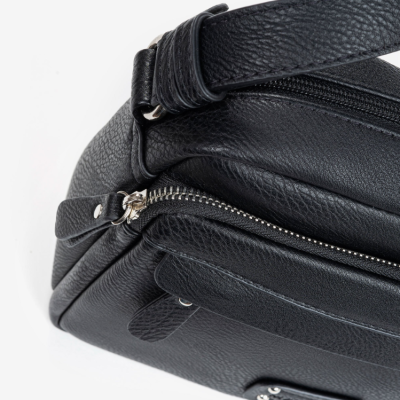 Mala preta em pele com fecho metálico e alça ajustável