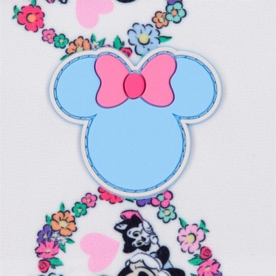Aplicação da cabeça da Minnie em azul com laço rosa sobre fundo branco com flores e corações.