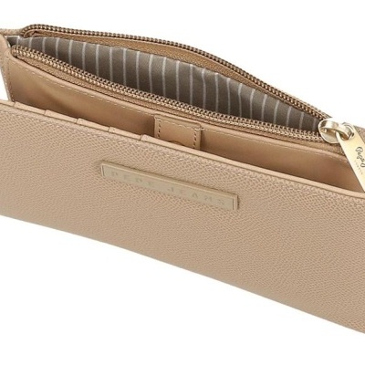 Carteira bege em material sintético com fecho de correr dourado