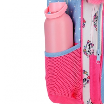 Garrafa rosa numa mochila azul e rosa com padrão de flores e personagens