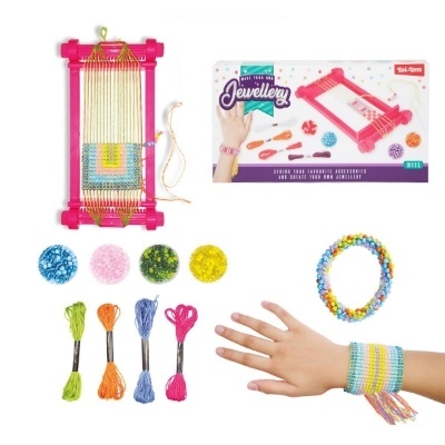 Kit para fazer jóias com tear rosa, fios, contas coloridas, tesoura e embalagem com texto