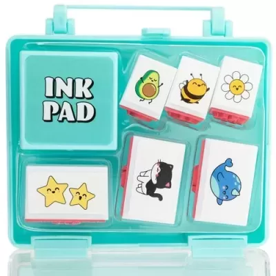 Conjunto de carimbos coloridos com almofada de tinta guardados numa caixa azul translúcida.