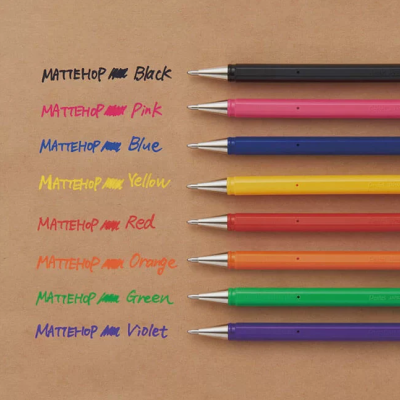 Sete canetas coloridas alinhadas com texto escrito correspondente em fundo castanho