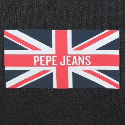 Etiqueta com padrão da bandeira do Reino Unido e texto PEPE JEANS