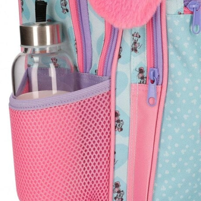 Mochila azul claro com padrões de bonecos, bolso rosa em tela com garrafa e pendente rosa felpudo