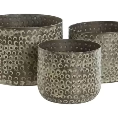 Conjunto de três vasos metálicos texturizados com acabamento envelhecido