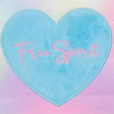 Coração azul de tecido com frase 'Free Spirit' bordada em rosa