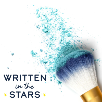 Pincel de maquilhagem com pó azul esfarelado e texto inspirado em estrelas