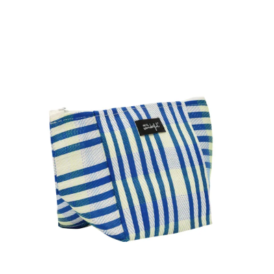 Bolsa pequena azul, verde e branca com padrão de riscas e uma etiqueta preta