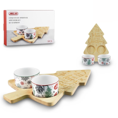 Conjunto de aperitivos natalícios com base de madeira em forma de árvore e duas tacinhas decorativas em cerâmica.