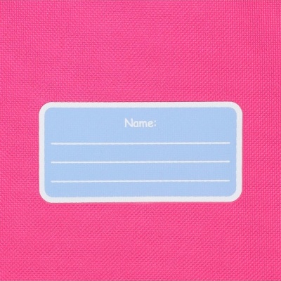 Etiqueta azul claro com texto Name: sobre tecido rosa