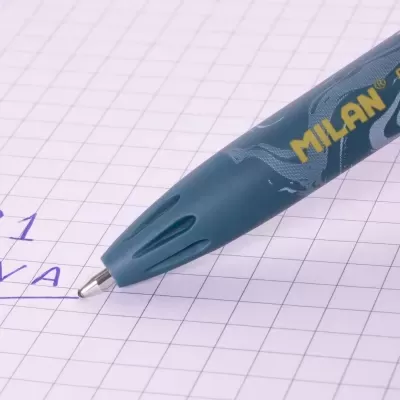 Caneta esferográfica azul MILAN sobre papel quadriculado