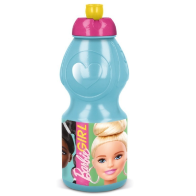 Garrafa plástica azul com tampa rosa e bico amarelo, etiqueta com imagem da Barbie