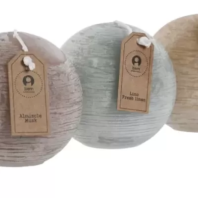 Três velas esféricas decorativas com padrão riscado de madeira e etiquetas penduradas em papel castanho