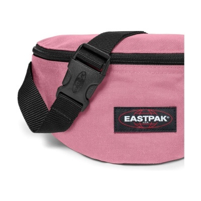 Mala de cintura rosa com cinta preta e etiqueta EASTPAK