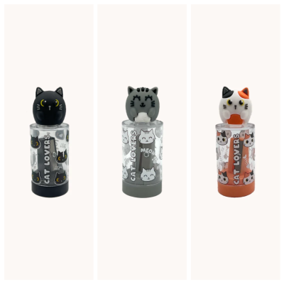 Três garrafas de plástico decoradas com gatinhos e texto 'CAT LOVERS' e 'MEOW'