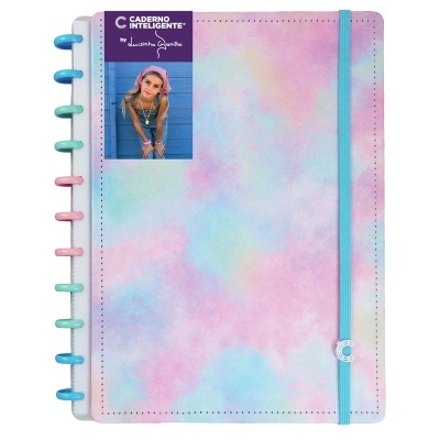Caderno inteligente colorido com elástico azul e etiqueta com texto e foto de uma rapariga