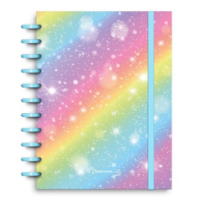 Caderno colorido com padrão arco-íris e estrelas, fecho elástico azul