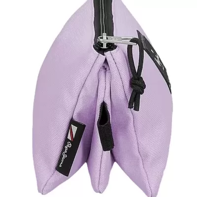 Bolsa lilás com fecho preto e etiqueta Pepe Jeans