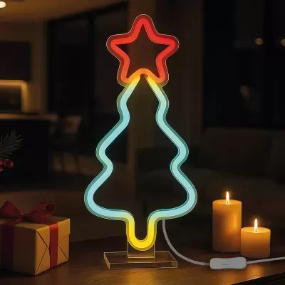 Luz de neon em forma de árvore de Natal com estrela no topo, mesa com velas e presente