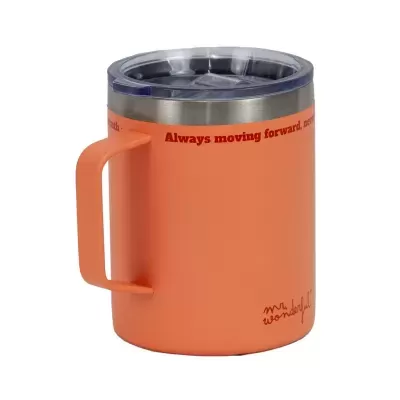Caneca térmica laranja com tampa transparente e texto vermelho