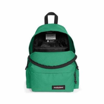 Mochila verde Eastpak aberta com bolso frontal e interior preto.