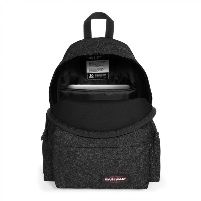 Mochila preta Eastpak aberta com logótipo na parte frontal.