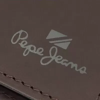 Logótipo Pepe Jeans impresso em pele castanha com costura visível
