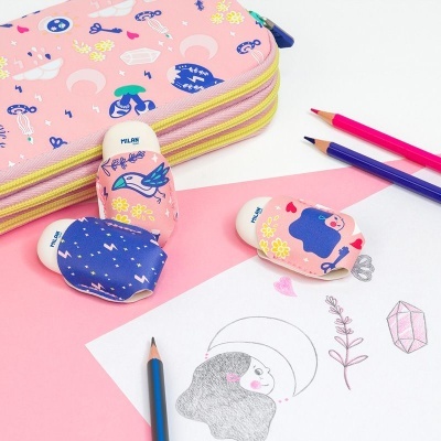 Estojo de lápis com padrão colorido, borrachas e desenho numa mesa cor-de-rosa