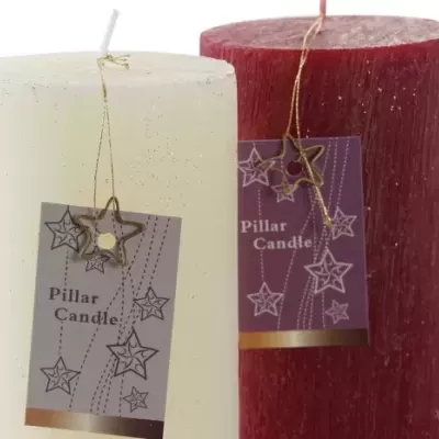 Duas velas cilíndricas brancas e vermelhas com etiquetas e decoração de estrelas