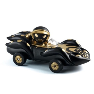 Carro de brinquedo preto e dourado com figura de piloto