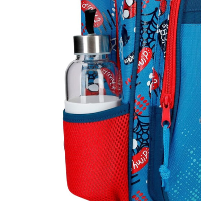 Garrafa de vidro com tampa metálica no bolso lateral de rede vermelha de mochila azul com desenhos coloridos