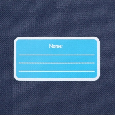 Etiqueta azul de identificação com espaço para nome sobre tecido azul escuro