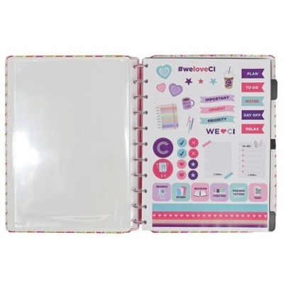 Caderno aberto com adesivos coloridos e etiquetas organizadoras em inglês