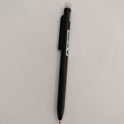 Caneta preta com tampa branca e etiqueta com código de barras