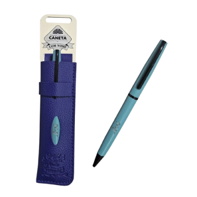 Caneta azul celeste com tampa preta e estojo azul com rótulo CANETA COM NOME