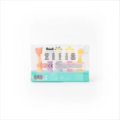 Embalagem com cinco peões de jogo coloridos visíveis através de plástico transparente