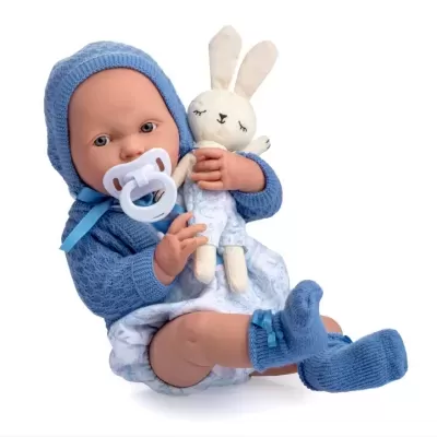 Boneca bebé com roupinha azul e chupeta, segurando coelho de peluche branco