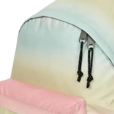Mochila de tecido com gradiente de verde água, amarelo e rosa com fecho e cordões.
